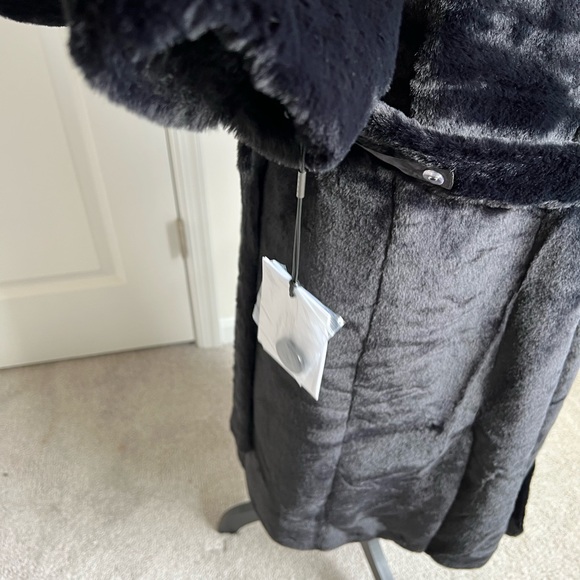 🔥 NWT UGG Super Soft faux fur full length button up coat with belt. - Picture 4 of 5